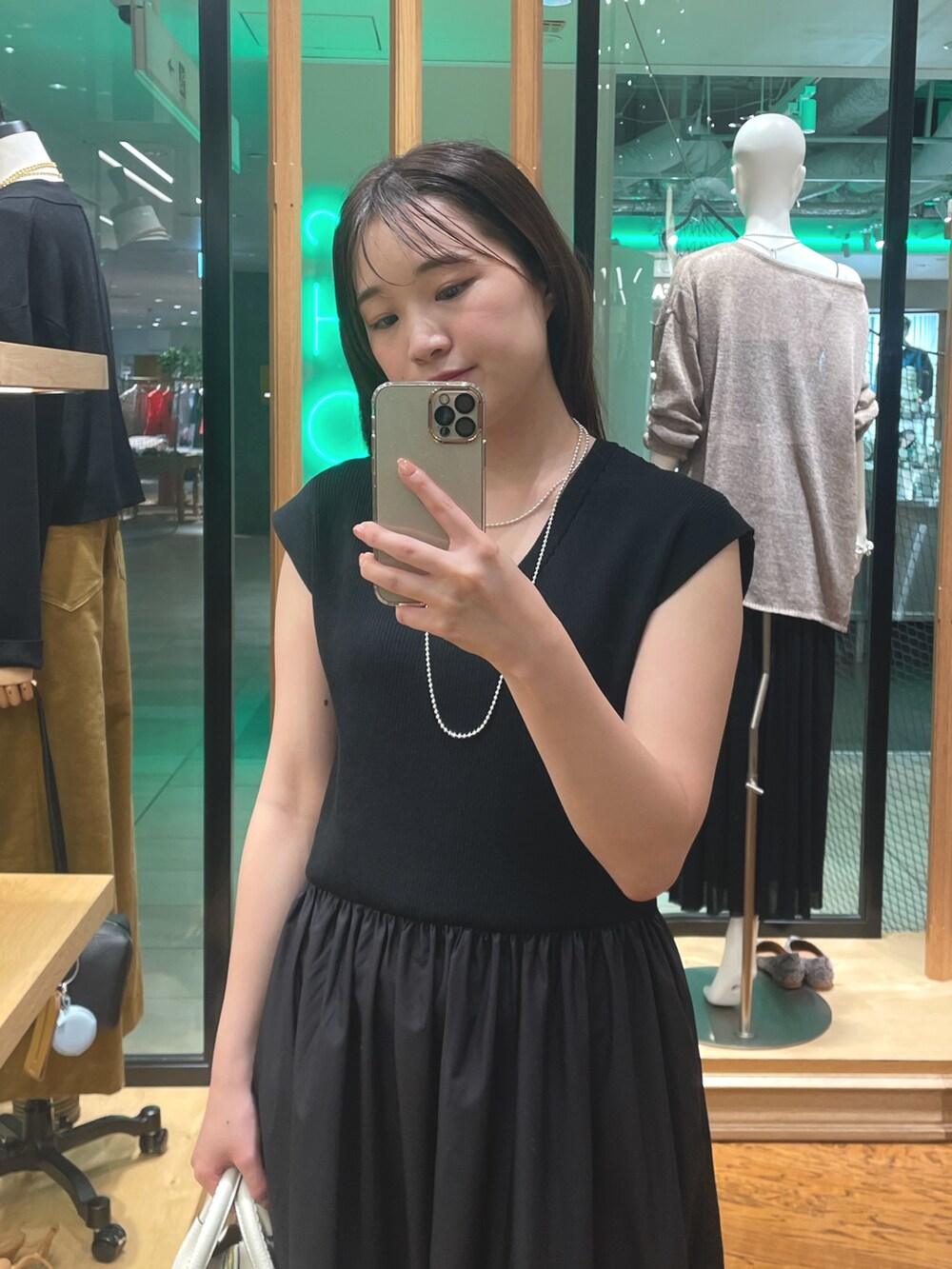 ブラウン系のワンピース、ブラック系のテーラードジャケット、シルバー系のネックレスを着用したレディースの夏コーディネートの4枚目の写真