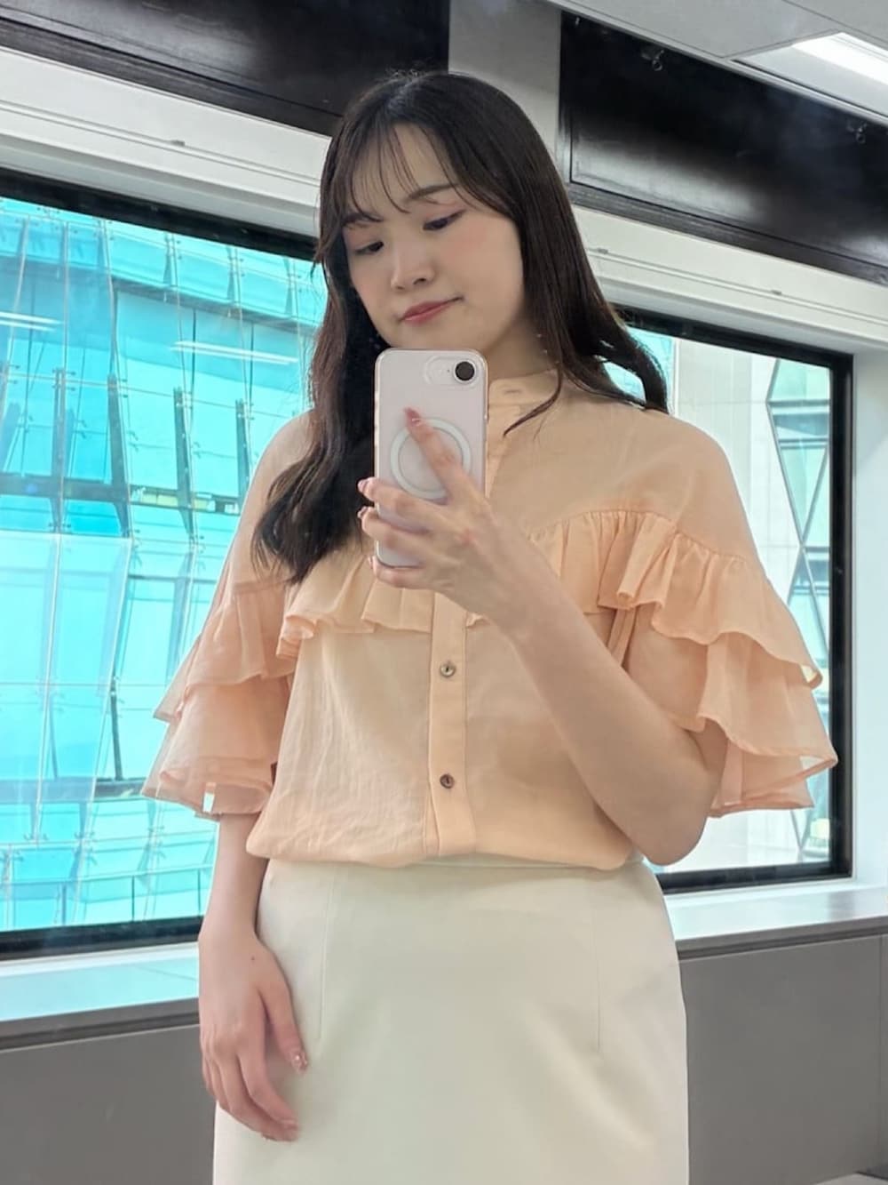 ピンク系のシャツ/ブラウス、ホワイト系のスカート、ブラウン系のサンダルを着用したレディースの夏コーディネートの2枚目の写真