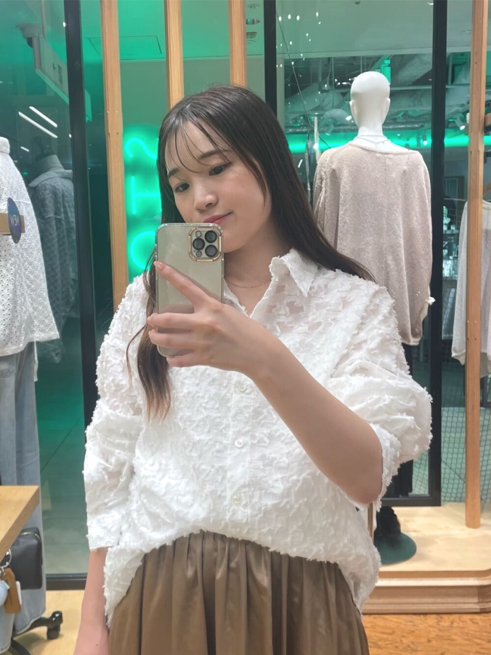 ホワイト系のシャツ/ブラウス、ブラウン系のスカート、ベージュ系のパンプスを着用したレディースの夏コーディネートの2枚目の写真