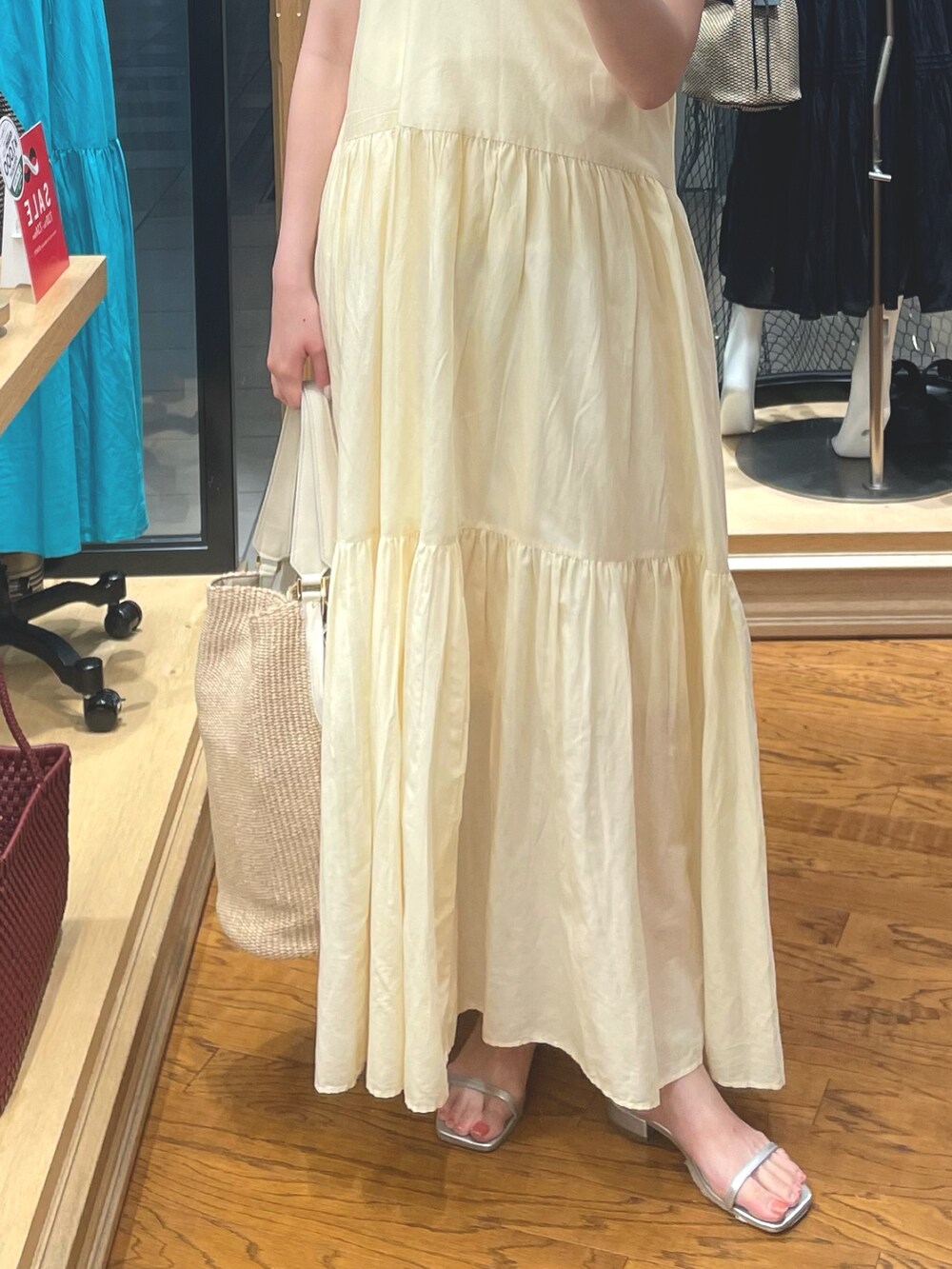 ホワイト系のワンピース、ホワイト系のTシャツ/カットソー、シルバー系のサンダルを着用したレディースの夏コーディネートの3枚目の写真