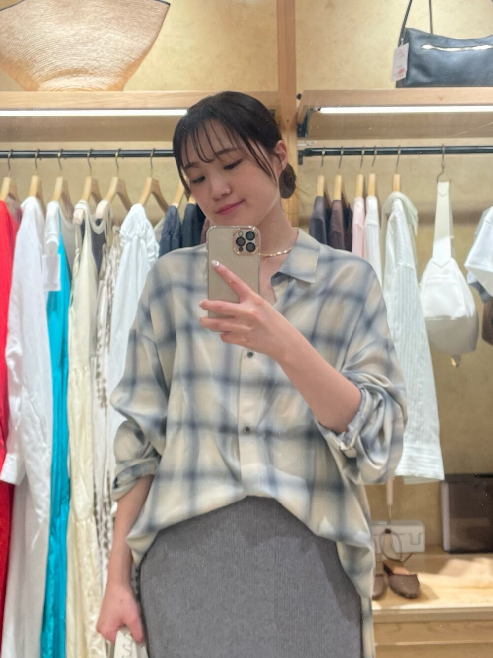 ベージュ系のシャツ/ブラウス、グレー系のスカート、ホワイト系のハンドバッグを着用したレディースの夏コーディネートの2枚目の写真