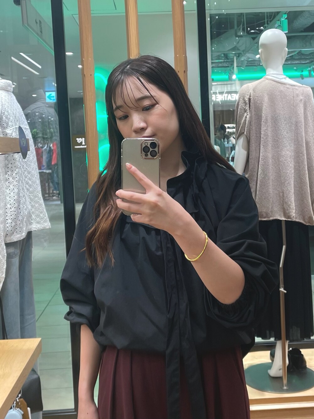 ブラック系のシャツ/ブラウス、レッド系のスラックス、ブラック系のボストンバッグを着用したレディースの夏コーディネートの2枚目の写真