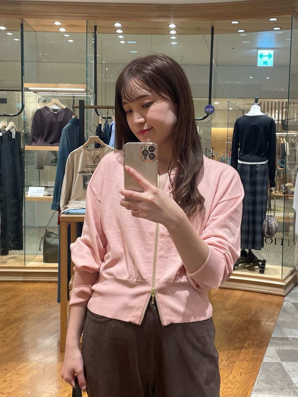 ピンク系のカーディガン/ボレロ、ブラウン系のその他パンツ、ブラック系のパンプスを着用したレディースの夏コーディネートの2枚目の写真