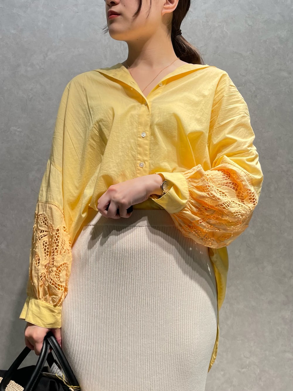 「春コーデ、シンプル、休日スタイル、お洒落さんとつながりたい、綿100％、体型カバー、ボリューム袖、ブラウス、ニットスカート、サンダル、イエロー、かごバッグ、RIVEDROITE、リヴドロワ」｜「RIVE DROITEの袖口のレースがさりげない/コットン袖刺繍ギャザーブラウス（シャツ/ブラウス、イエロー系）」を使った、RUNAさん（レディース・158cm）の春コーディネートの3枚目の写真