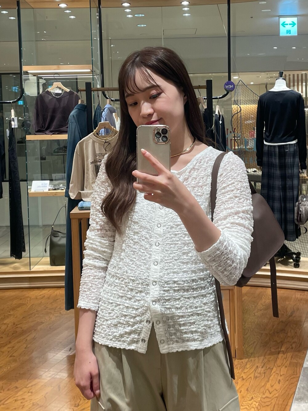 ベージュ系のカーゴパンツ、ブラウン系のその他シューズ、ホワイト系のTシャツ/カットソーを着用したレディースの夏コーディネートの2枚目の写真