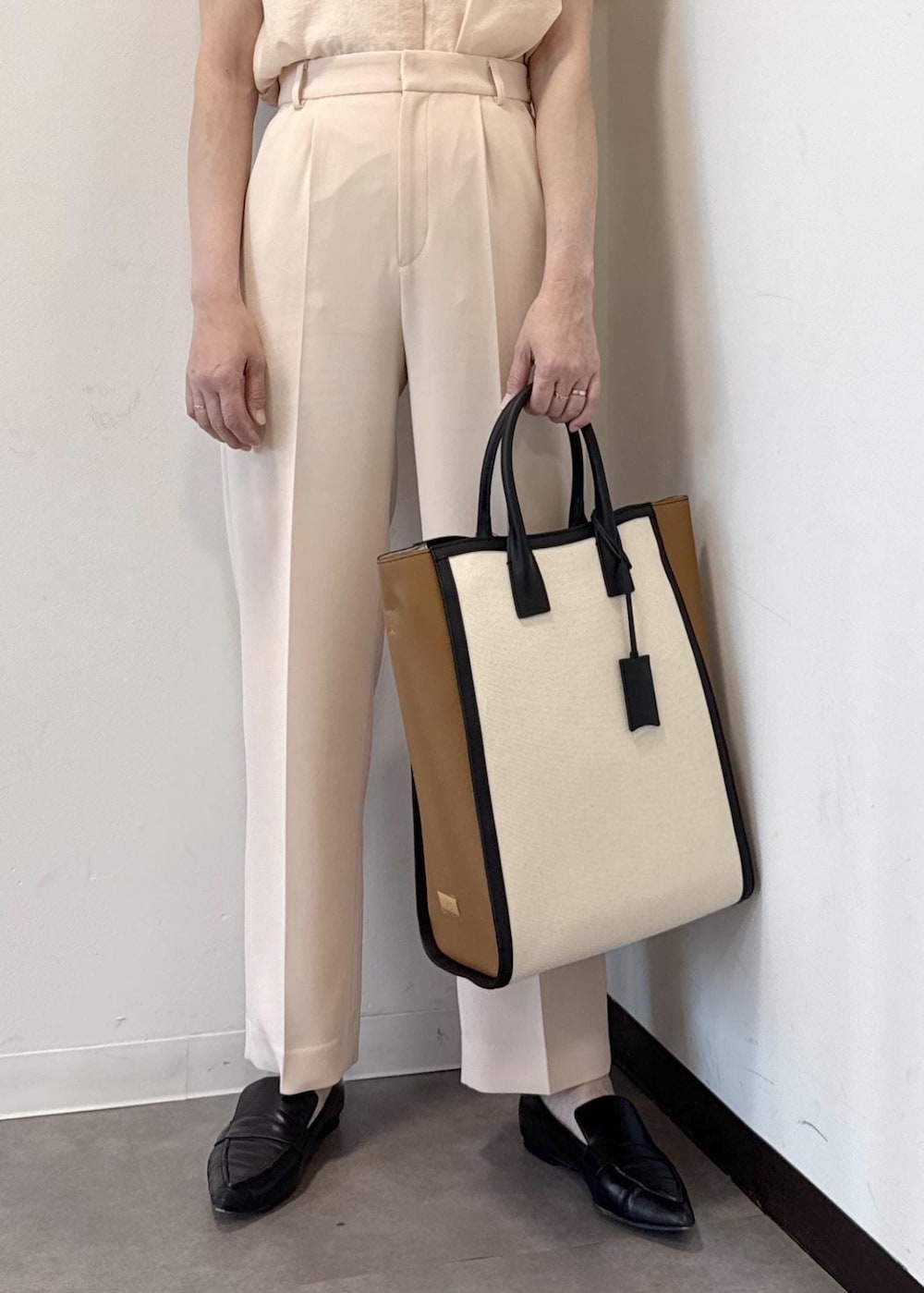 ブラック系のパンプス、ブラック系のトートバッグ、ピンク系のその他パンツを着用したレディースの夏コーディネートの10枚目の写真