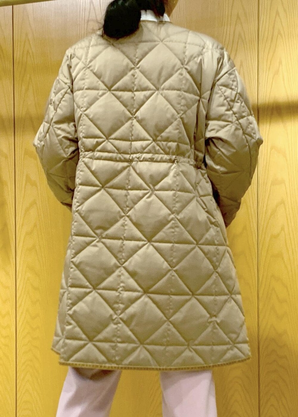 「キルティング、軽量アウター、大人カジュアル、Winter Coat 2023、ニット、パンツ、ストール、カジュアル、冬、23AW冬の新作」｜「ROPE'の【TAION×LIMONTA】軽量Ｖネックキルティングロングコート（ダウンジャケット/コート、ブラウン系）」を使った、murataさん（レディース・162cm）の秋コーディネートの7枚目の写真