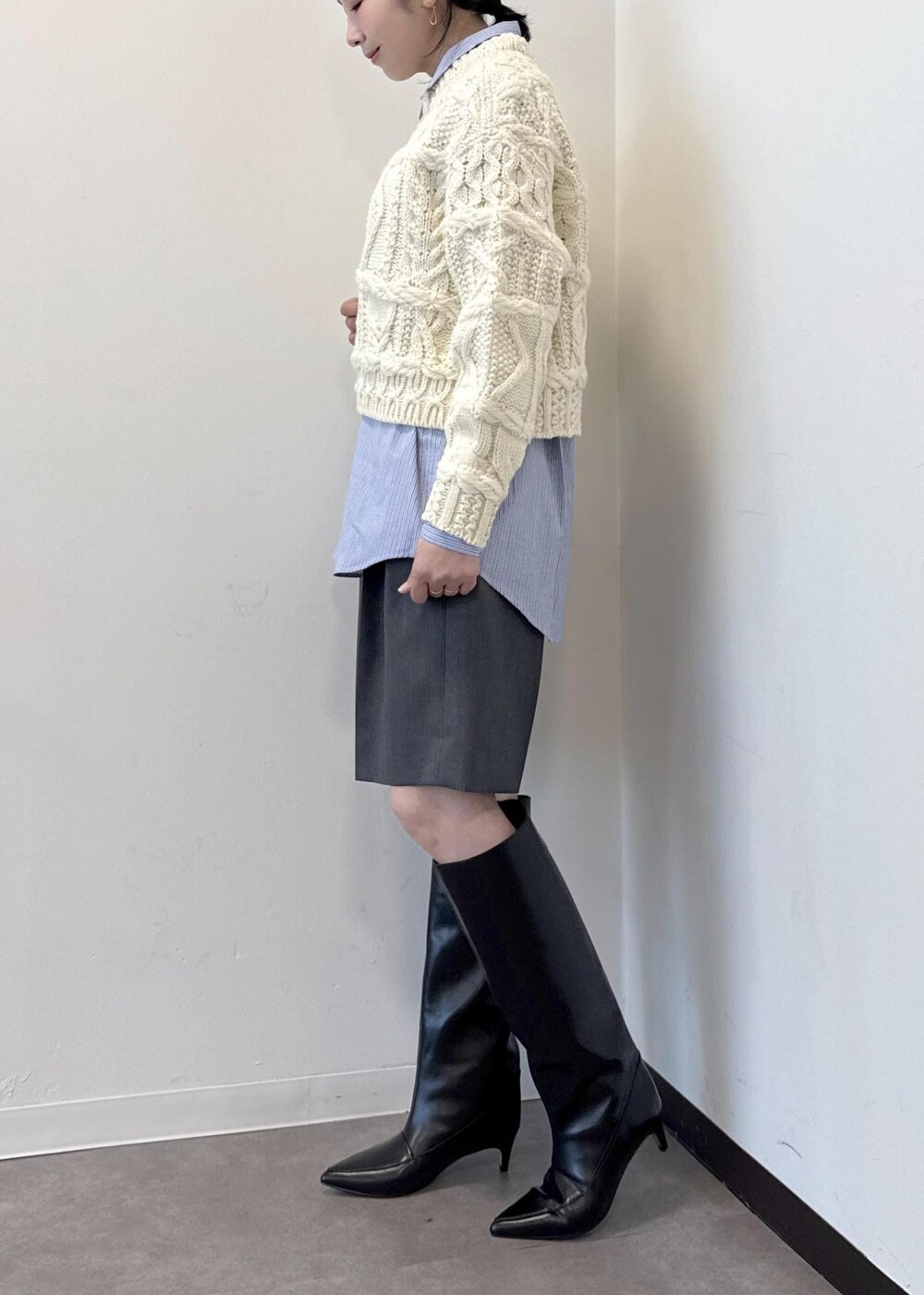 ブルー系のシャツ/ブラウス、グレー系のその他パンツ、ブラック系のブーツを着用したレディースの秋コーディネートの6枚目の写真