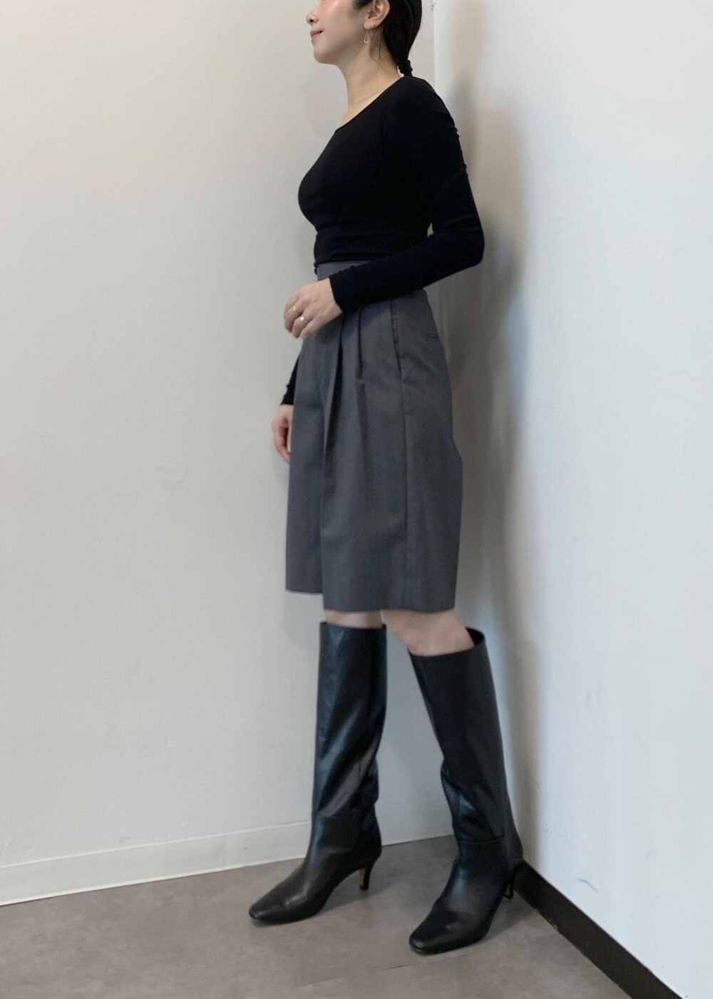 ブラック系のトートバッグ、ブラック系のTシャツ/カットソー、グレー系のその他パンツを着用したレディースの秋コーディネートの9枚目の写真