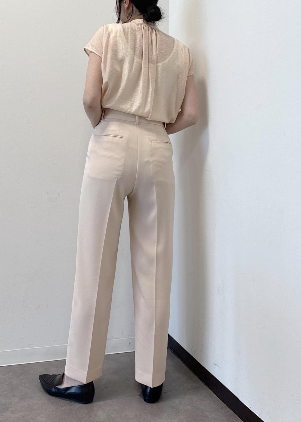 ブラック系のパンプス、ブラック系のトートバッグ、ピンク系のその他パンツを着用したレディースの夏コーディネートの7枚目の写真