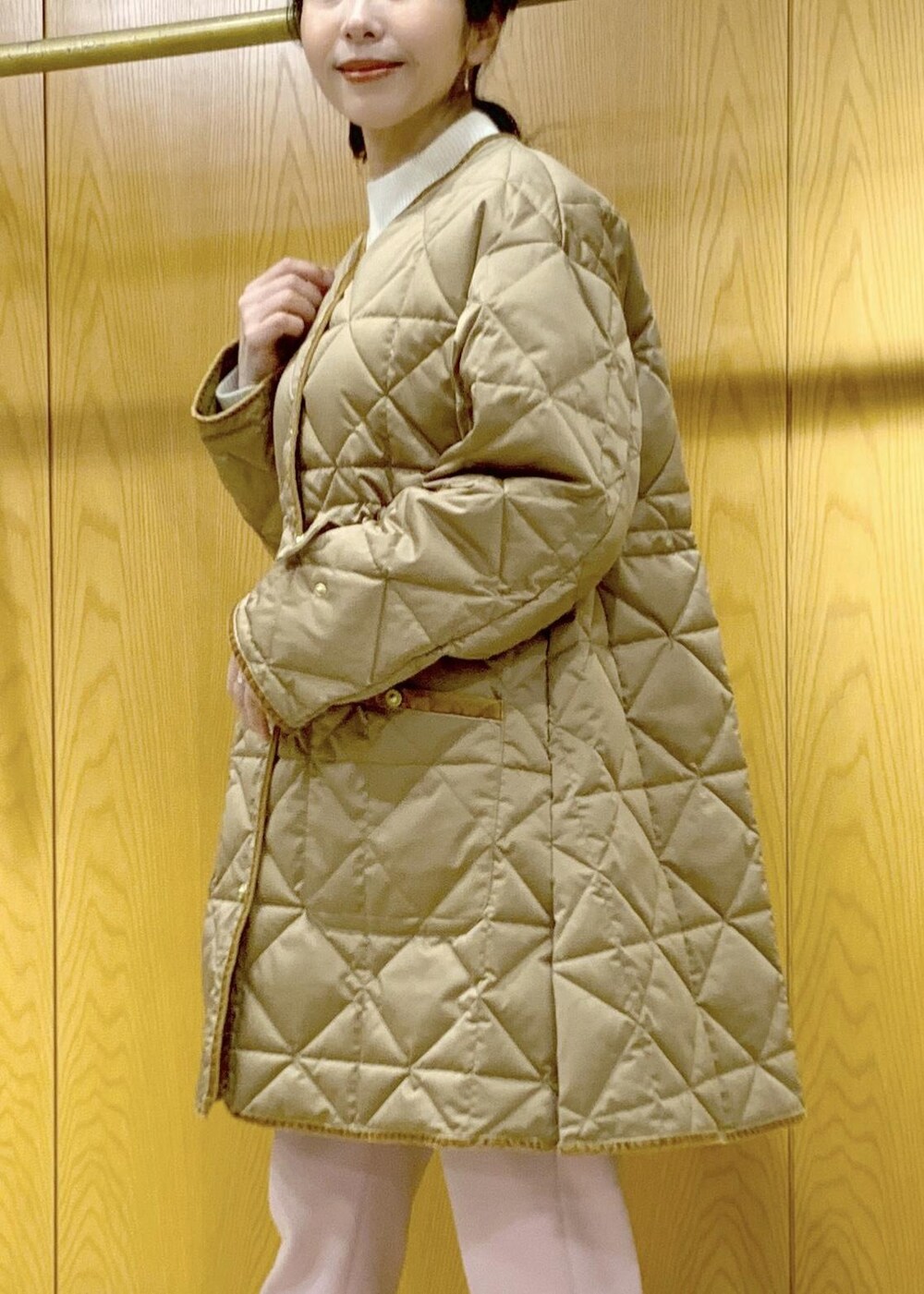 「キルティング、軽量アウター、大人カジュアル、Winter Coat 2023、ニット、パンツ、ストール、カジュアル、冬、23AW冬の新作」｜「ROPE'の【TAION×LIMONTA】軽量Ｖネックキルティングロングコート（ダウンジャケット/コート、ブラウン系）」を使った、murataさん（レディース・162cm）の秋コーディネートの6枚目の写真