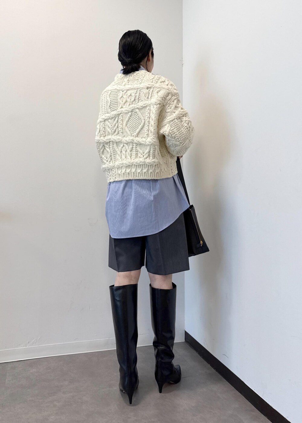 ブルー系のシャツ/ブラウス、グレー系のその他パンツ、ブラック系のブーツを着用したレディースの秋コーディネートの4枚目の写真