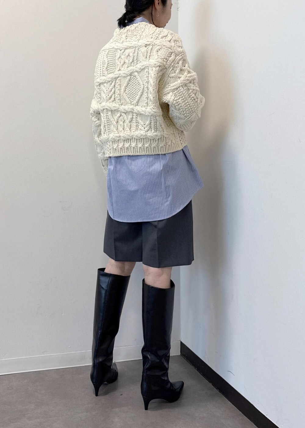 ブルー系のシャツ/ブラウス、グレー系のその他パンツ、ブラック系のブーツを着用したレディースの秋コーディネートの7枚目の写真
