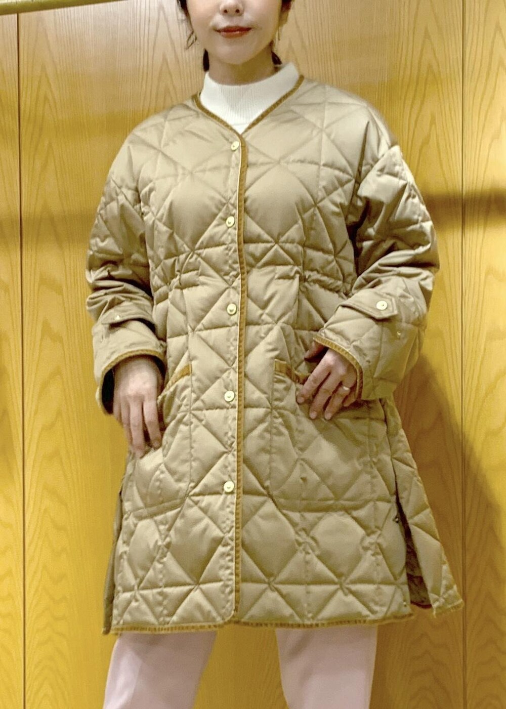 「キルティング、軽量アウター、大人カジュアル、Winter Coat 2023、ニット、パンツ、ストール、カジュアル、冬、23AW冬の新作」｜「ROPE'の【TAION×LIMONTA】軽量Ｖネックキルティングロングコート（ダウンジャケット/コート、ブラウン系）」を使った、murataさん（レディース・162cm）の秋コーディネートの5枚目の写真