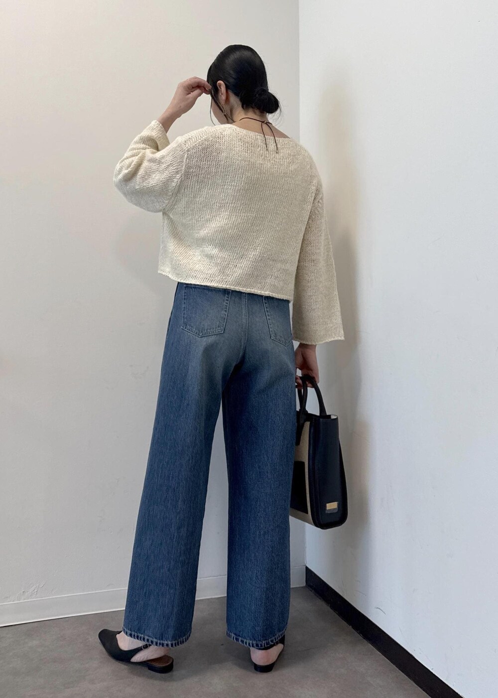「bottoms、初夏コーデ、大人カジュアル、パンツスタイル、シンプルコーデ、ROPÉ、ストレート、ブルべ夏、敏感、トップス、ニット/セーター、パンツ、デニムパンツ、バッグ、ハンドバッグ」｜「ROPE'のAudrey Pumps （オードリー パンプス）【メディア掲載】（パンプス、ブラック系）」を使った、murataさん（レディース・162cm）の春コーディネートの4枚目の写真