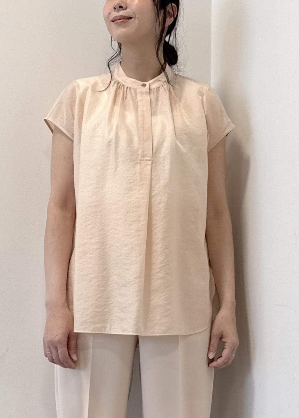 ブラック系のパンプス、ブラック系のトートバッグ、ピンク系のその他パンツを着用したレディースの夏コーディネートの8枚目の写真