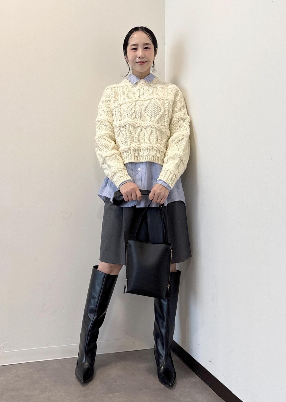 ブルー系のシャツ/ブラウス、グレー系のその他パンツ、ブラック系のブーツを着用したレディースの秋コーディネートの2枚目の写真