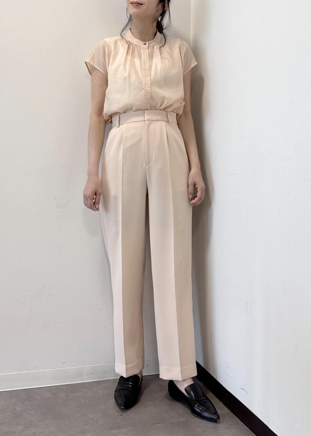 ブラック系のパンプス、ブラック系のトートバッグ、ピンク系のその他パンツを着用したレディースの夏コーディネートの5枚目の写真