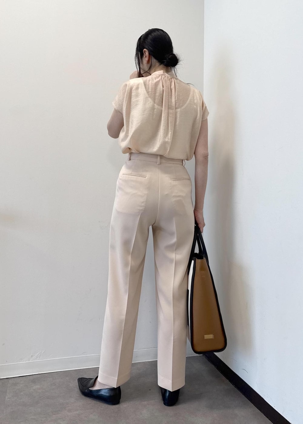 ブラック系のパンプス、ブラック系のトートバッグ、ピンク系のその他パンツを着用したレディースの夏コーディネートの4枚目の写真