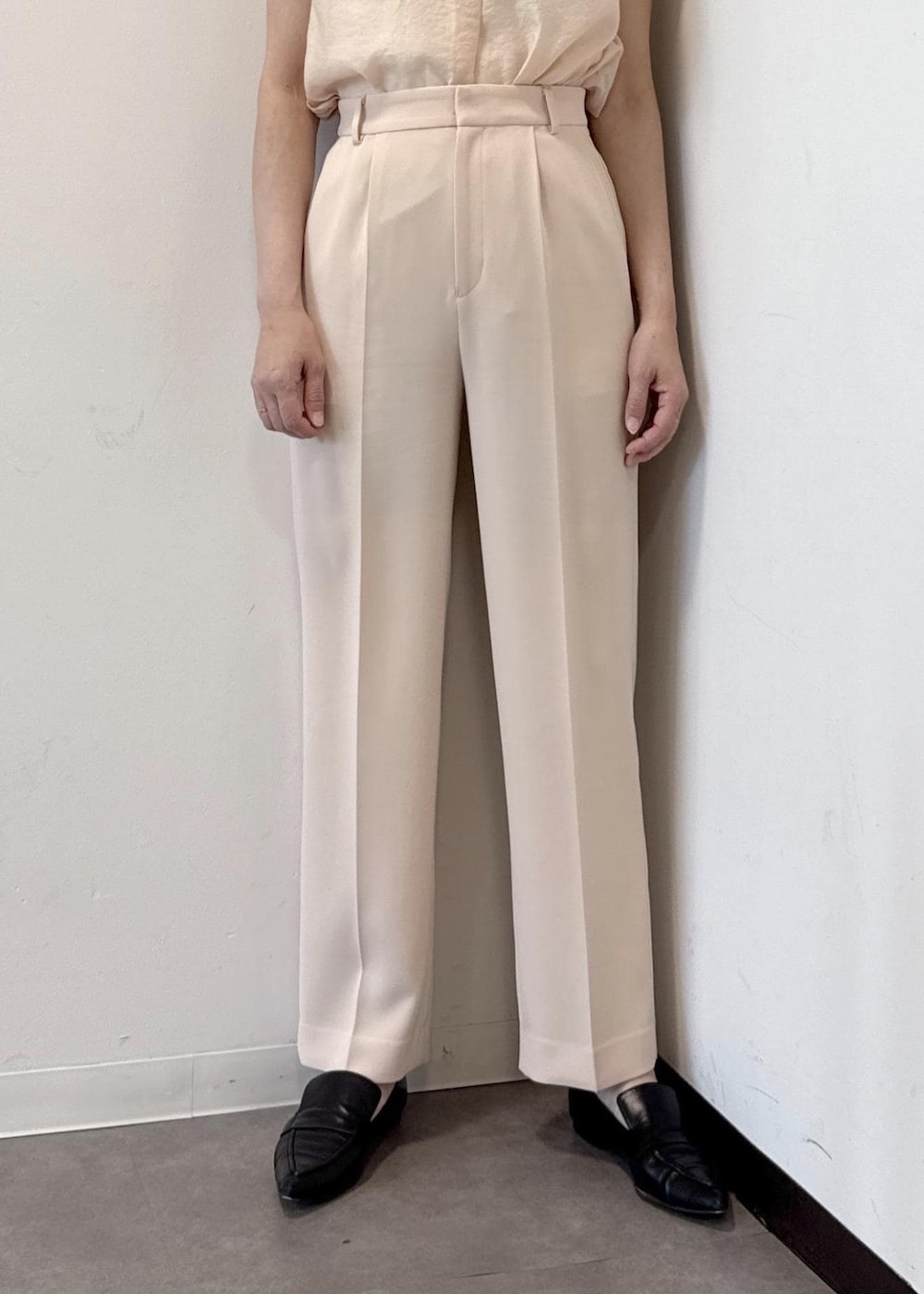 ブラック系のパンプス、ブラック系のトートバッグ、ピンク系のその他パンツを着用したレディースの夏コーディネートの9枚目の写真