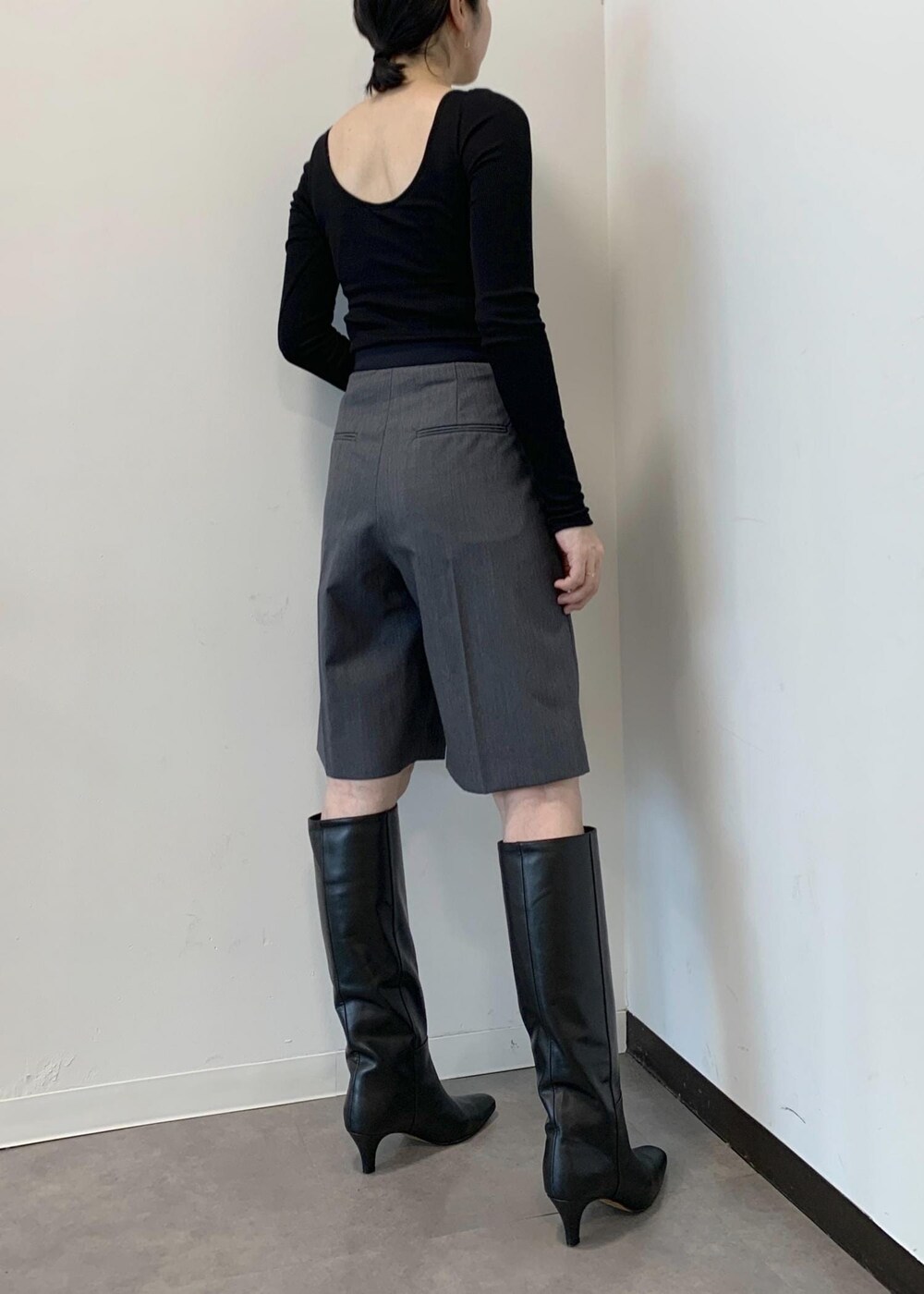 ブラック系のトートバッグ、ブラック系のTシャツ/カットソー、グレー系のその他パンツを着用したレディースの秋コーディネートの10枚目の写真