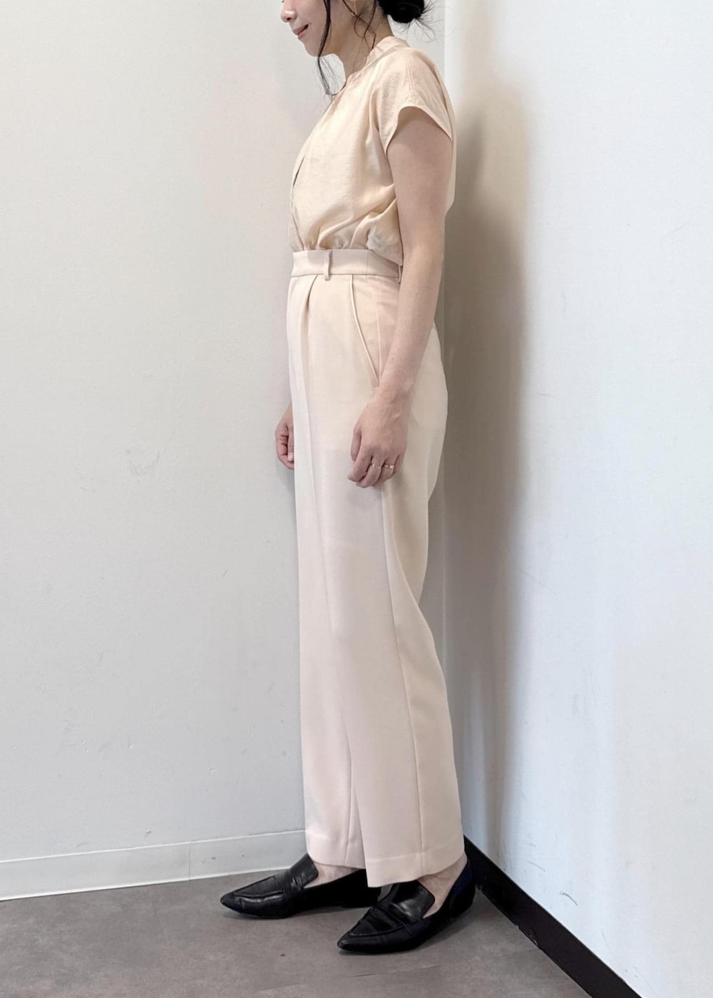 ブラック系のパンプス、ブラック系のトートバッグ、ピンク系のその他パンツを着用したレディースの夏コーディネートの6枚目の写真