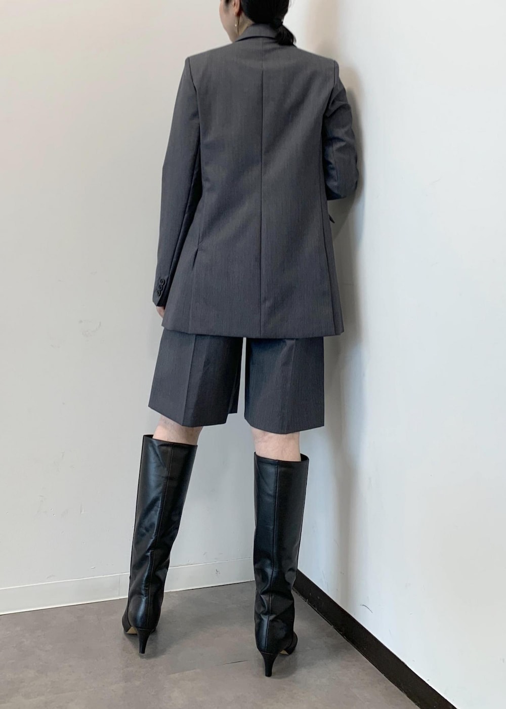 ブラック系のトートバッグ、ブラック系のTシャツ/カットソー、グレー系のその他パンツを着用したレディースの秋コーディネートの7枚目の写真