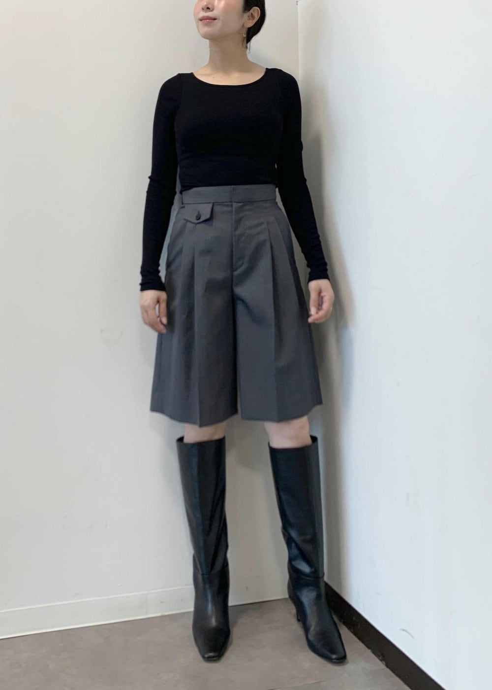 ブラック系のトートバッグ、ブラック系のTシャツ/カットソー、グレー系のその他パンツを着用したレディースの秋コーディネートの8枚目の写真