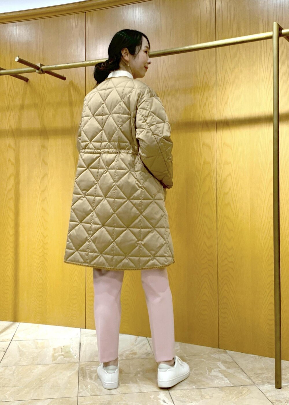 「キルティング、軽量アウター、大人カジュアル、Winter Coat 2023、ニット、パンツ、ストール、カジュアル、冬、23AW冬の新作」｜「ROPE'の【TAION×LIMONTA】軽量Ｖネックキルティングロングコート（ダウンジャケット/コート、ブラウン系）」を使った、murataさん（レディース・162cm）の秋コーディネートの4枚目の写真