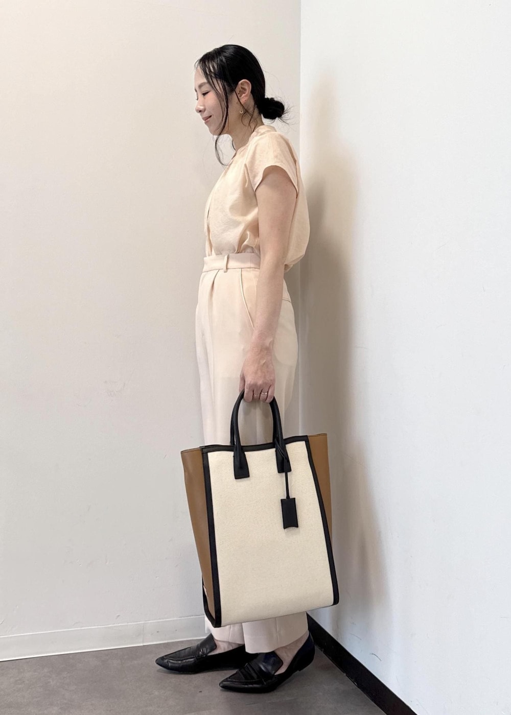 ブラック系のパンプス、ブラック系のトートバッグ、ピンク系のその他パンツを着用したレディースの夏コーディネートの3枚目の写真