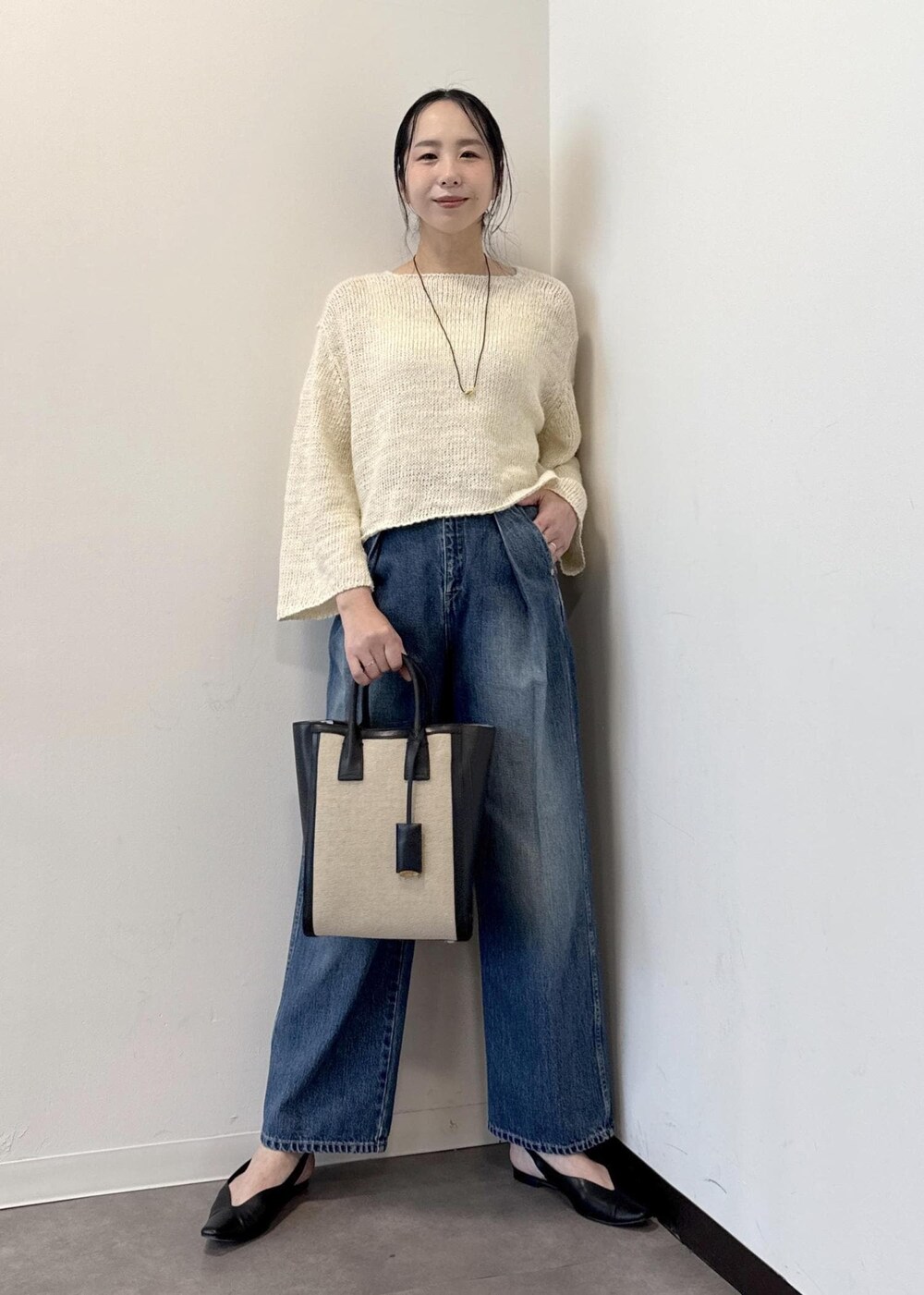 「bottoms、初夏コーデ、大人カジュアル、パンツスタイル、シンプルコーデ、ROPÉ、ストレート、ブルべ夏、敏感、トップス、ニット/セーター、パンツ、デニムパンツ、バッグ、ハンドバッグ」｜「ROPE'のAudrey Pumps （オードリー パンプス）【メディア掲載】（パンプス、ブラック系）」を使った、murataさん（レディース・162cm）の春コーディネートの2枚目の写真