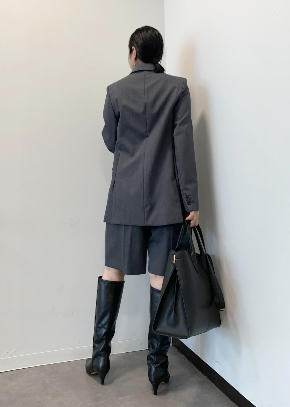 ブラック系のトートバッグ、ブラック系のTシャツ/カットソー、グレー系のその他パンツを着用したレディースの秋コーディネートの4枚目の写真