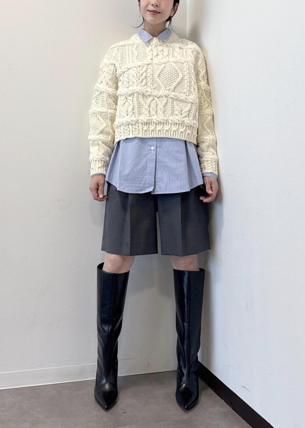 ブルー系のシャツ/ブラウス、グレー系のその他パンツ、ブラック系のブーツを着用したレディースの秋コーディネートの5枚目の写真