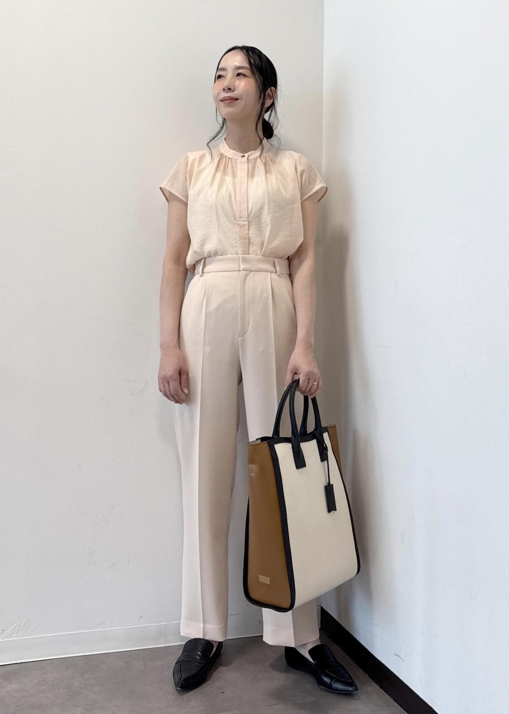 ブラック系のパンプス、ブラック系のトートバッグ、ピンク系のその他パンツを着用したレディースの夏コーディネートの2枚目の写真