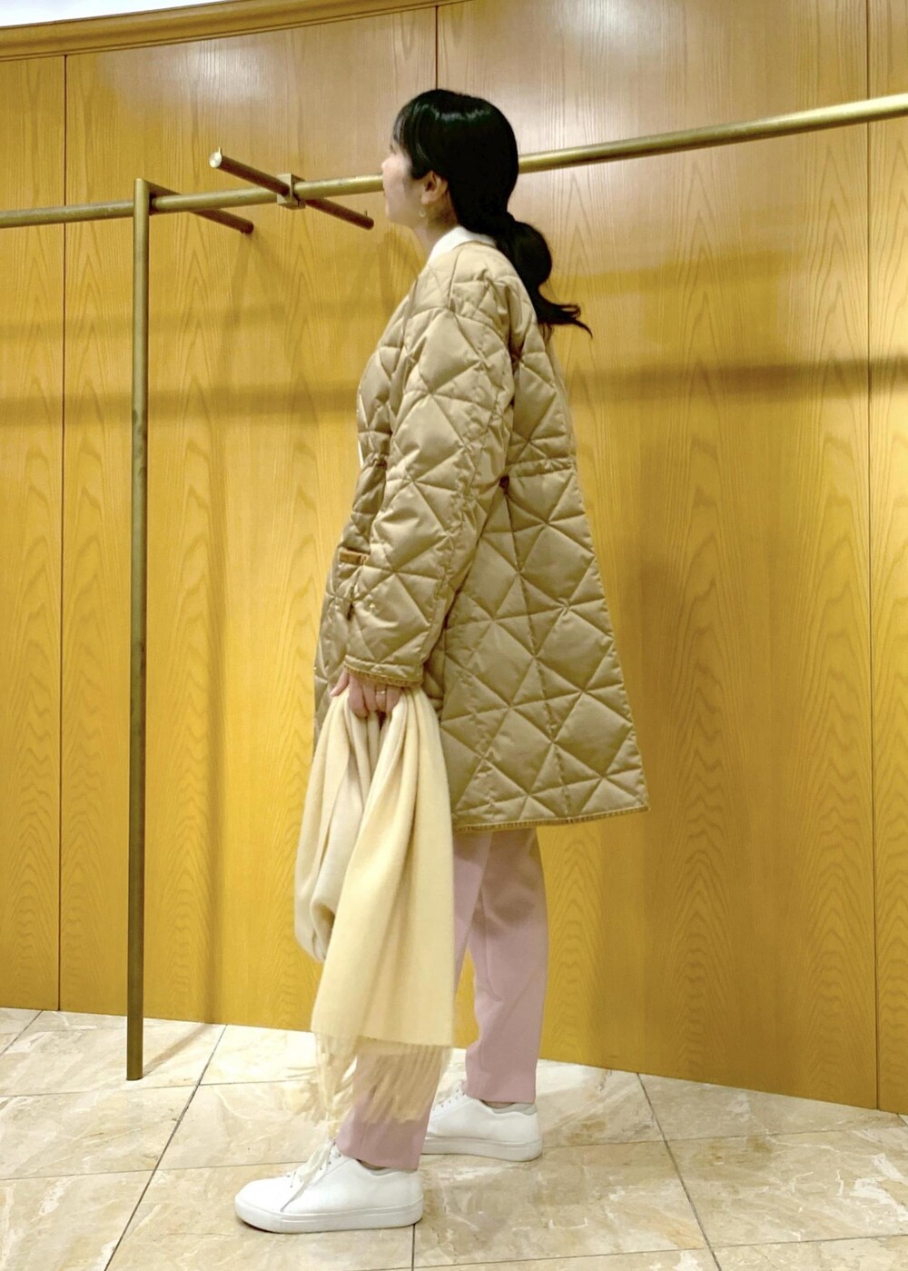 「キルティング、軽量アウター、大人カジュアル、Winter Coat 2023、ニット、パンツ、ストール、カジュアル、冬、23AW冬の新作」｜「ROPE'の【TAION×LIMONTA】軽量Ｖネックキルティングロングコート（ダウンジャケット/コート、ブラウン系）」を使った、murataさん（レディース・162cm）の秋コーディネートの3枚目の写真