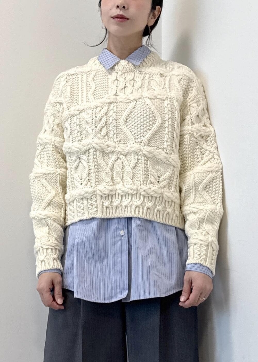 ブルー系のシャツ/ブラウス、グレー系のその他パンツ、ブラック系のブーツを着用したレディースの秋コーディネートの9枚目の写真