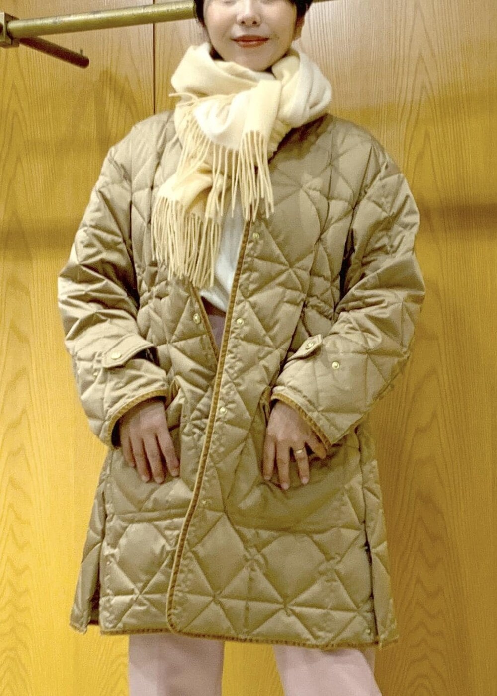 「キルティング、軽量アウター、大人カジュアル、Winter Coat 2023、ニット、パンツ、ストール、カジュアル、冬、23AW冬の新作」｜「ROPE'の【TAION×LIMONTA】軽量Ｖネックキルティングロングコート（ダウンジャケット/コート、ブラウン系）」を使った、murataさん（レディース・162cm）の秋コーディネートの8枚目の写真