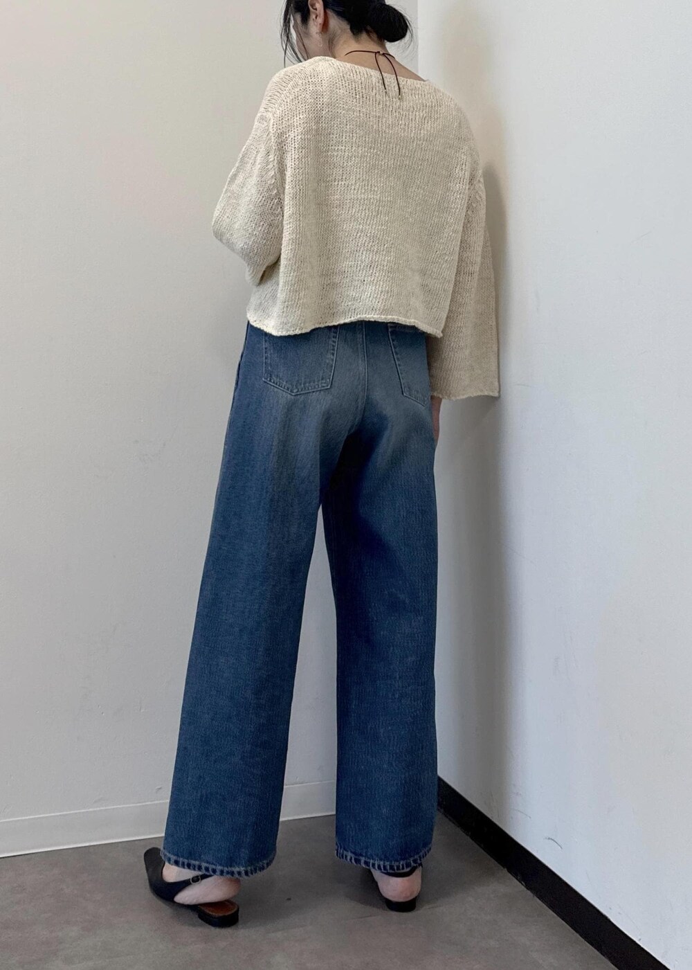 「bottoms、初夏コーデ、大人カジュアル、パンツスタイル、シンプルコーデ、ROPÉ、ストレート、ブルべ夏、敏感、トップス、ニット/セーター、パンツ、デニムパンツ、バッグ、ハンドバッグ」｜「ROPE'のAudrey Pumps （オードリー パンプス）【メディア掲載】（パンプス、ブラック系）」を使った、murataさん（レディース・162cm）の春コーディネートの7枚目の写真