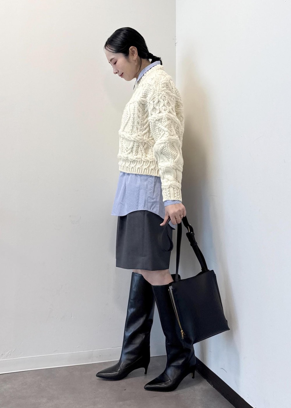 ブルー系のシャツ/ブラウス、グレー系のその他パンツ、ブラック系のブーツを着用したレディースの秋コーディネートの3枚目の写真