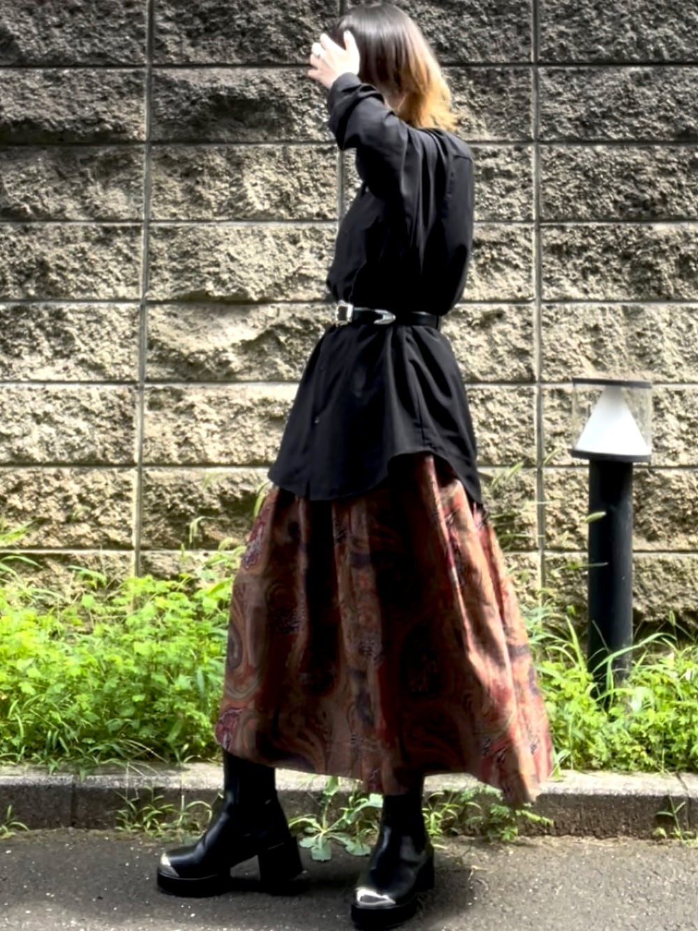 「春服コーデ、モード、柄スカート、ブーツ、ウエストマーク、休日コーデ、黒シャツ、TOGA、ハレ(HARE)、古着」｜「TOGA PULLAのアイテム（ベルト、ブラック系）」を使った、お魚パラダイスさん（レディース・158cm）の春コーディネートの2枚目の写真