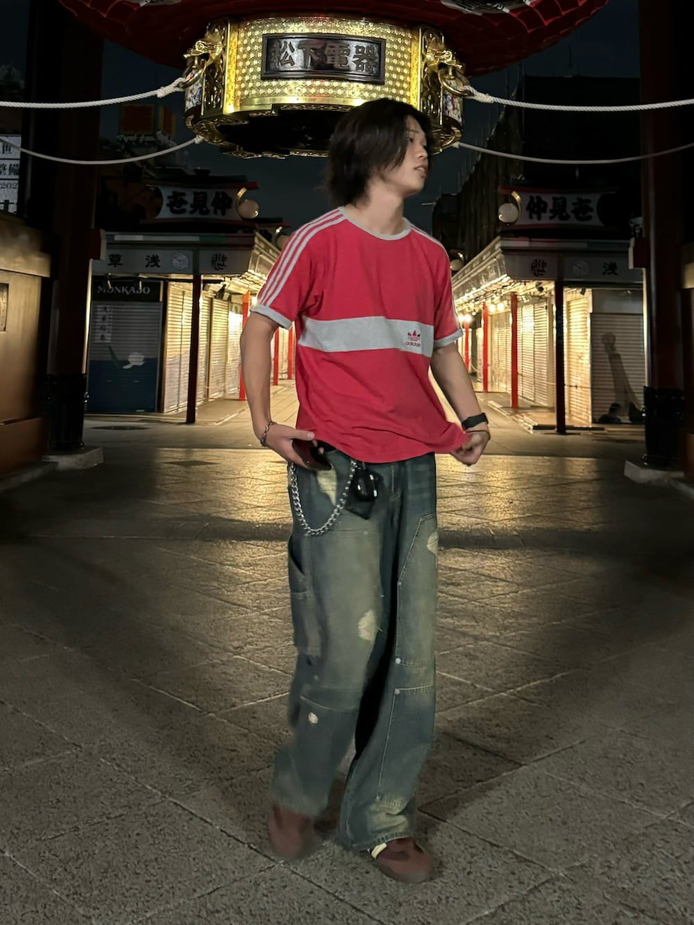 「adidas Originalsのアイテム（Tシャツ/カットソー、レッド系）」を使った、shun10fさん（メンズ・175cm）の春コーディネートの2枚目の写真
