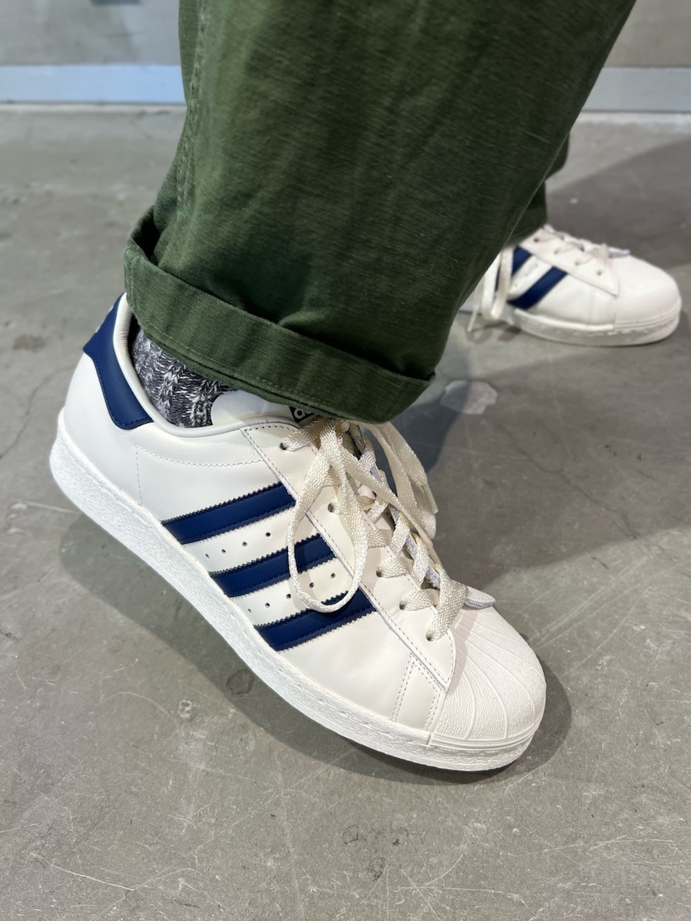「デニム、スタッフコーデ、デニムジャケット、adidas、adidas originals、アディダスオリジナルス、スーパースター、KseniaSchnaider、クセニア・シュナイダー」｜「adidasのadidas × KSENIASCHNAIDER デニムジャケット（デニムジャケット、ブルー系）」を使った、KHさん（メンズ・174cm）の夏コーディネートの3枚目の写真