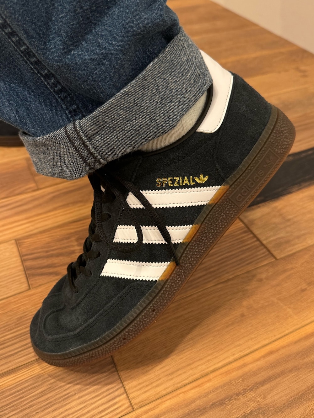「スニーカー、adidas、ベスト、アディダス、adidas originals、アディダスオリジナルス、アディダスアドベンチャー、HANDBALLSPEZIAL、ハンドボールスペツィアル」｜「adidasのアディダス アドベンチャー プレミアム マルチポケットベスト / アディダスオリジナルス adidas Originals（ダウンベスト、ブラック系）」を使った、KHさん（メンズ・174cm）の冬コーディネートの3枚目の写真