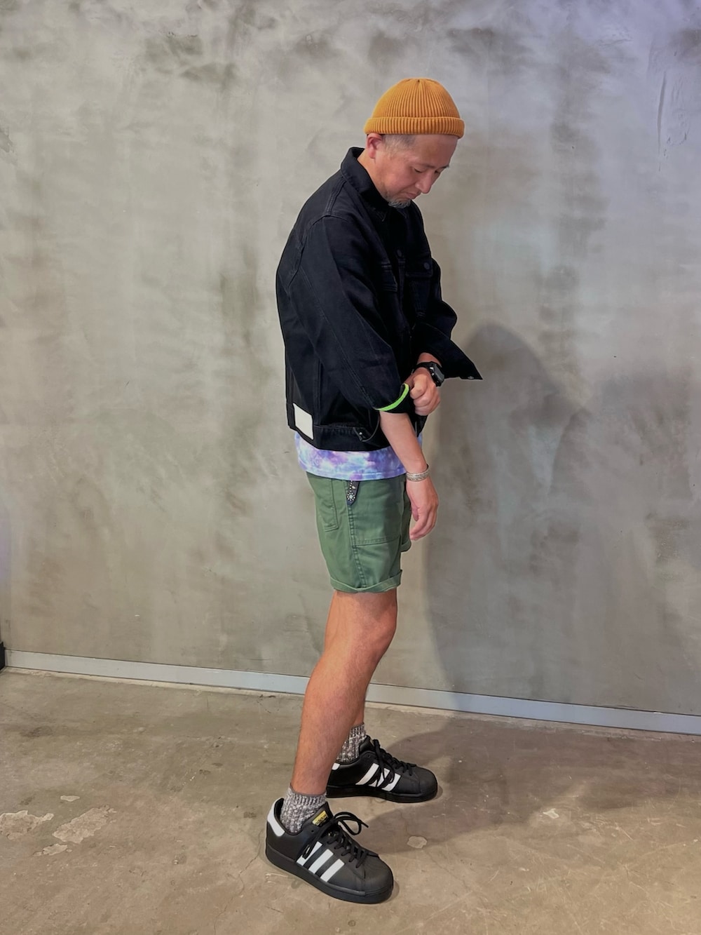 「スニーカー、デニム、スタッフコーデ、デニムジャケット、adidas、adidas originals、アディダスオリジナルス、スーパースター、KseniaSchnaider、クセニア・シュナイダー」｜「adidasのadidas × KSENIASCHNAIDER デニムジャケット（デニムジャケット、ブラック系）」を使った、KHさん（メンズ・174cm）の夏コーディネートの2枚目の写真