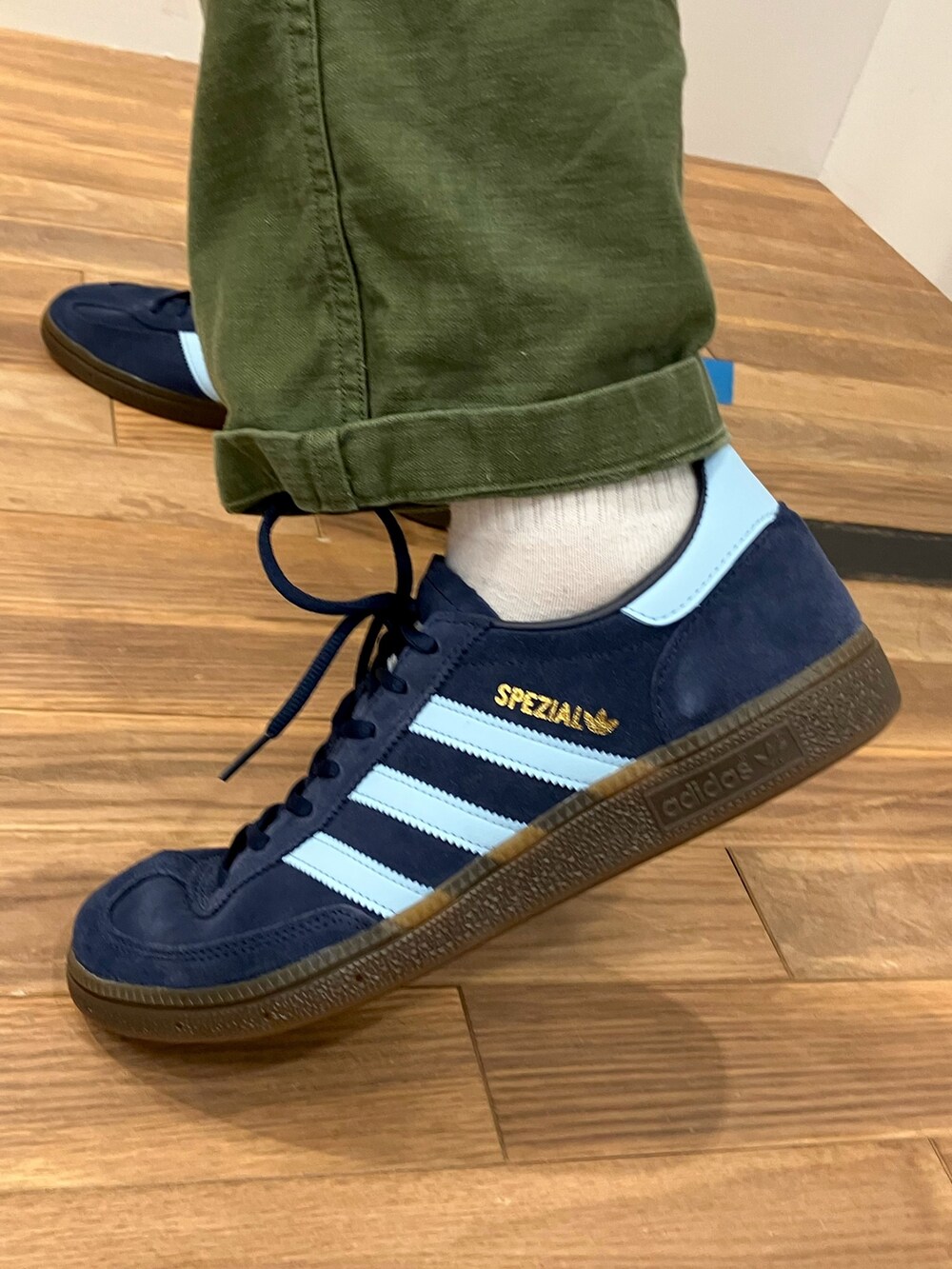 「スニーカー、adidas、ジャージ、アディダス、adidas originals、トラックジャケット、アディダスオリジナルス、トラックトップ、ハンドボールスペツィアル」｜「adidasのプレミアム トラックトップ（ジャージ、ホワイト系）」を使った、KHさん（メンズ・174cm）の冬コーディネートの4枚目の写真