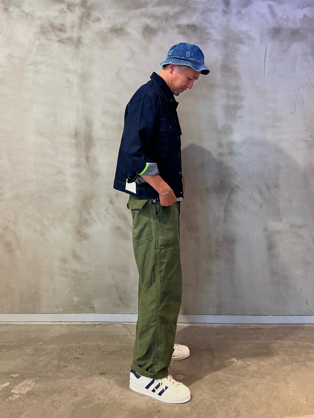 「デニム、スタッフコーデ、デニムジャケット、adidas、adidas originals、アディダスオリジナルス、スーパースター、KseniaSchnaider、クセニア・シュナイダー」｜「adidasのadidas × KSENIASCHNAIDER デニムジャケット（デニムジャケット、ブルー系）」を使った、KHさん（メンズ・174cm）の夏コーディネートの2枚目の写真