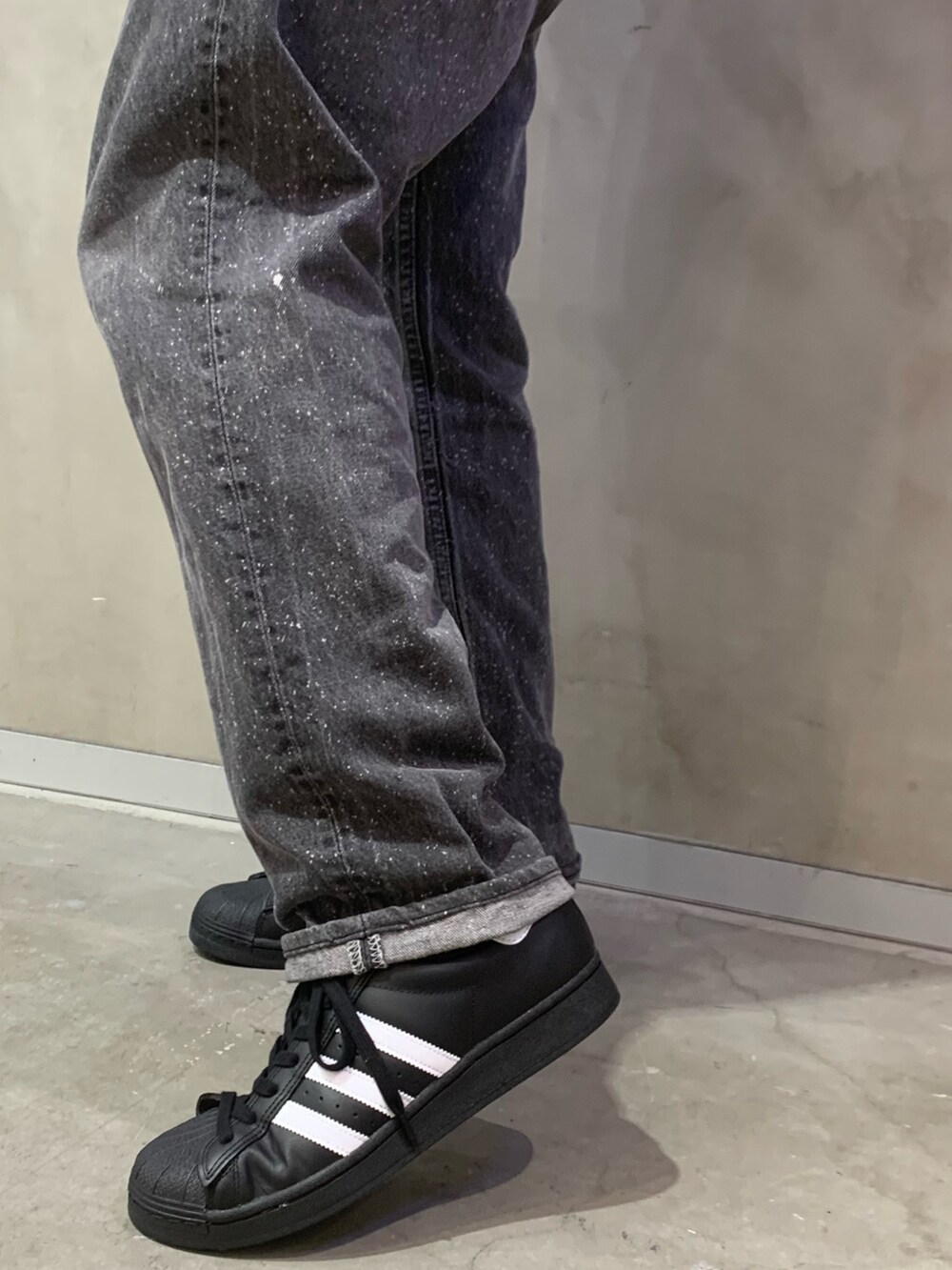 レッド系のジャージ、ホワイト系のスニーカーを着用したメンズの夏コーディネートの3枚目の写真