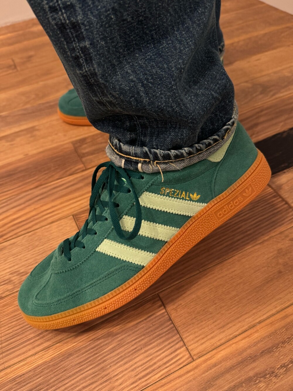 「スニーカー、ジャケット、アウター、adidas、アディダス、adidas originals、アディダスオリジナルス、アディカラー、HANDBALLSPEZIAL、ハンドボールスペツィアル」｜「adidasのアディカラー Neuclassics ジャケット（ジャケット/アウター、ブラック系）」を使った、KHさん（メンズ・174cm）の冬コーディネートの3枚目の写真