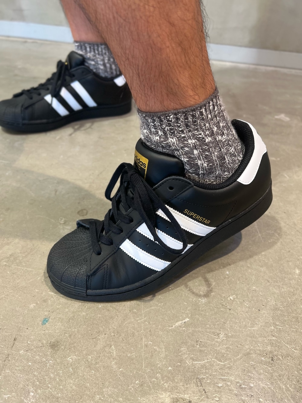 「スニーカー、デニム、スタッフコーデ、デニムジャケット、adidas、adidas originals、アディダスオリジナルス、スーパースター、KseniaSchnaider、クセニア・シュナイダー」｜「adidasのadidas × KSENIASCHNAIDER デニムジャケット（デニムジャケット、ブラック系）」を使った、KHさん（メンズ・174cm）の夏コーディネートの3枚目の写真