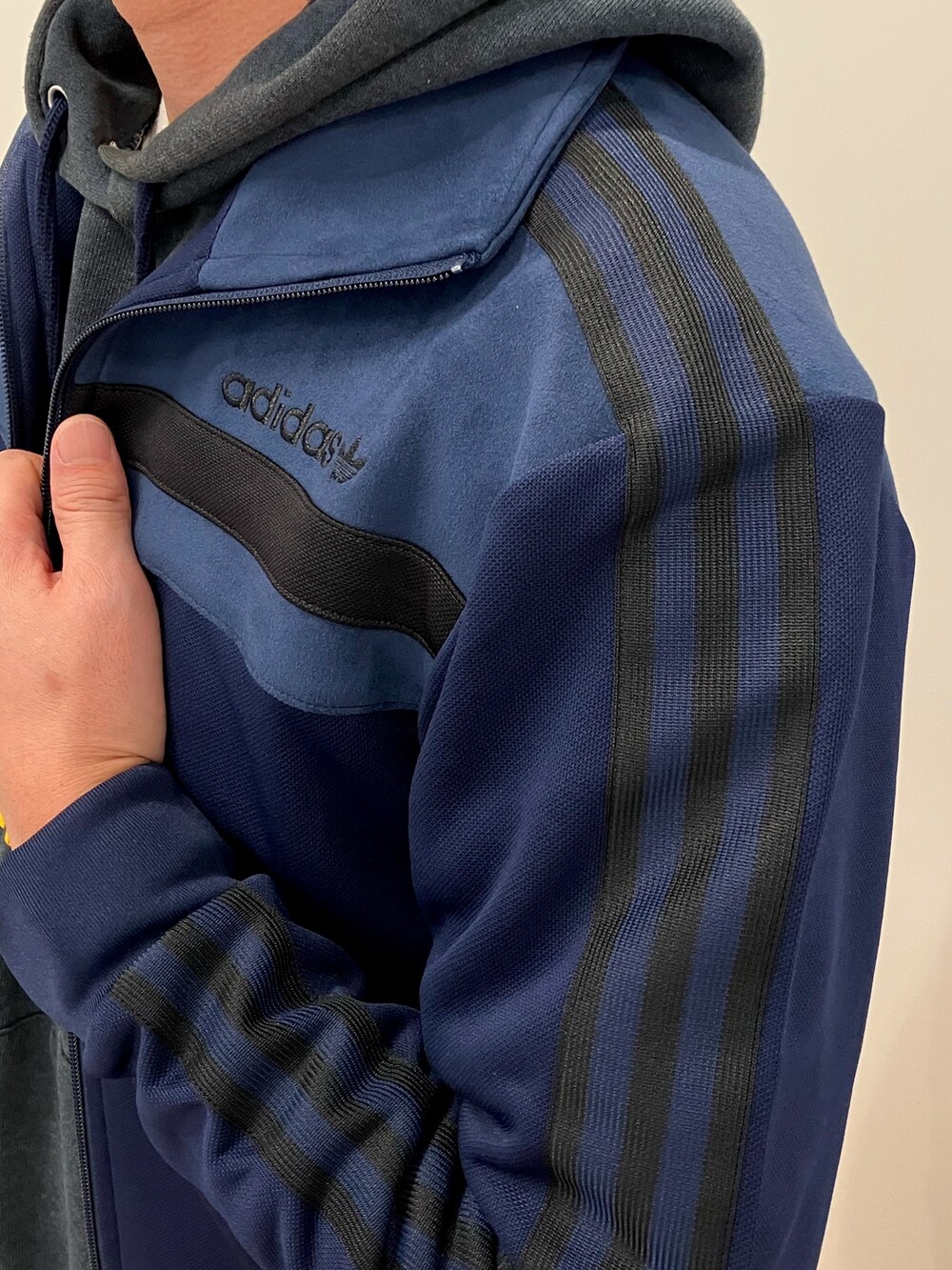 「スニーカー、adidas、ジャージ、アディダス、adidas originals、トラックジャケット、アディダスオリジナルス、トラックトップ、ハンドボールスペツィアル」｜「adidasのプレミアム トラックトップ（ジャージ、ホワイト系）」を使った、KHさん（メンズ・174cm）の冬コーディネートの3枚目の写真